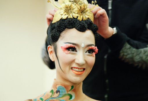 杨丽萍孔雀舞接班人曝光,小彩旗与之擦肩而过(图)