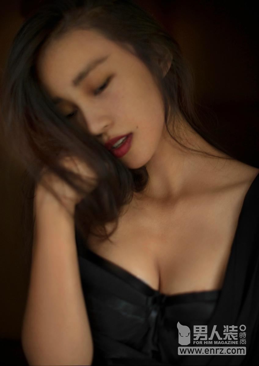 她是国内最火的摄影师 身材火辣不输女明星(组图)