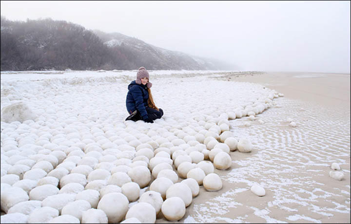 俄罗斯海岸现神秘雪球堆 规模巨大天然形成(组图)