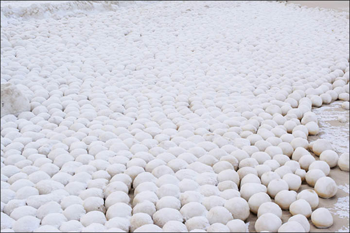 俄罗斯海岸现神秘雪球堆 规模巨大天然形成(组图)