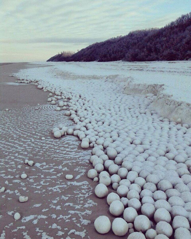 俄罗斯海岸现神秘雪球堆 规模巨大天然形成(组图)