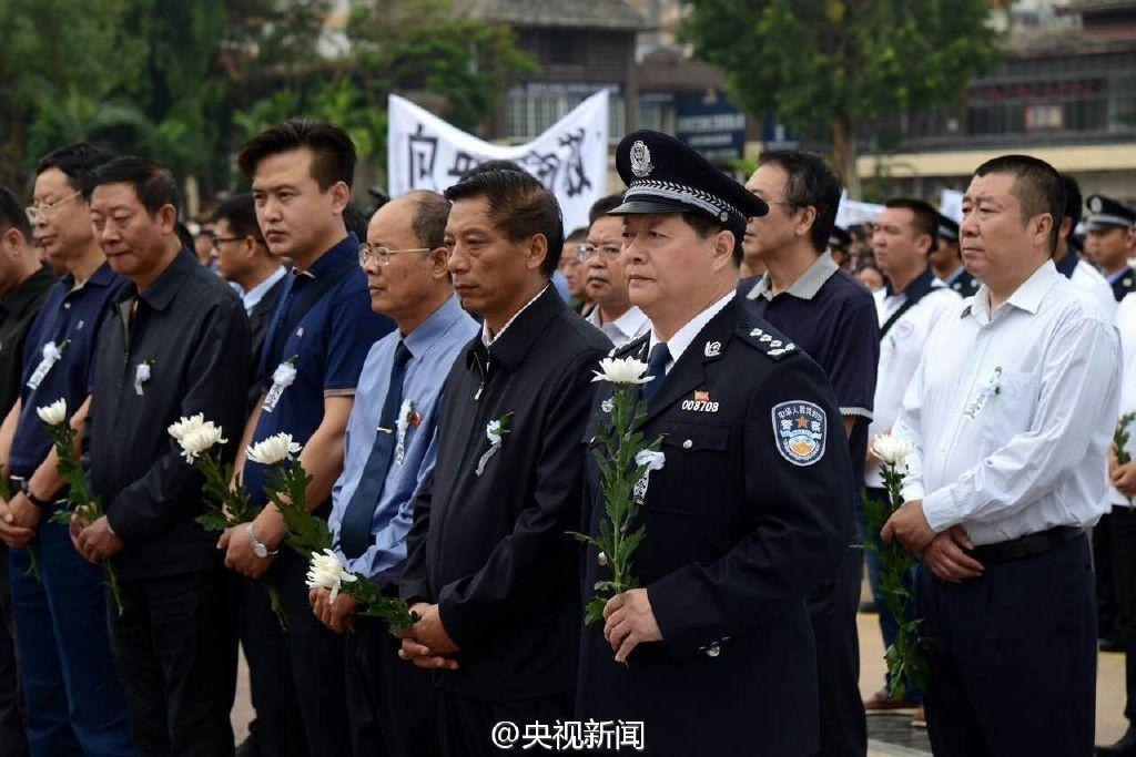 西双版纳万人送别牺牲缉毒民警