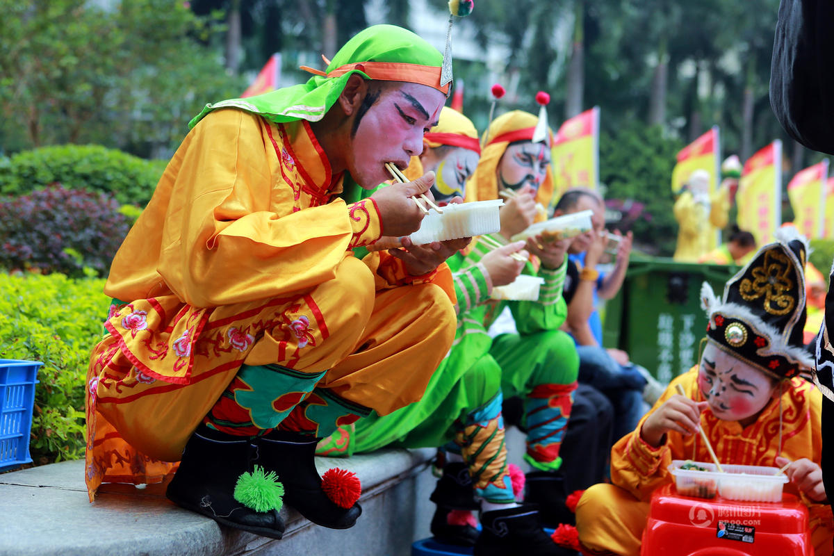 深圳3万黄氏宗亲吃盆菜祭祖 设宴3200桌 (组图)