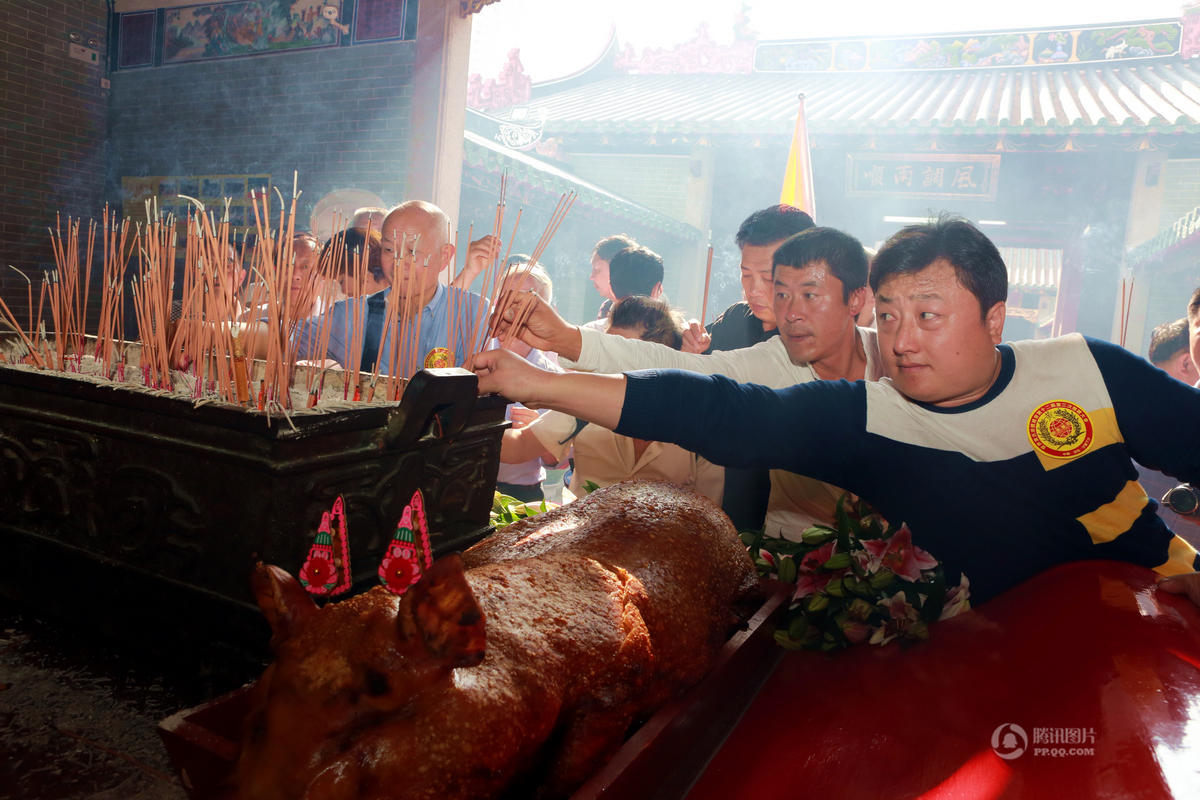 深圳3万黄氏宗亲吃盆菜祭祖 设宴3200桌 (组图)