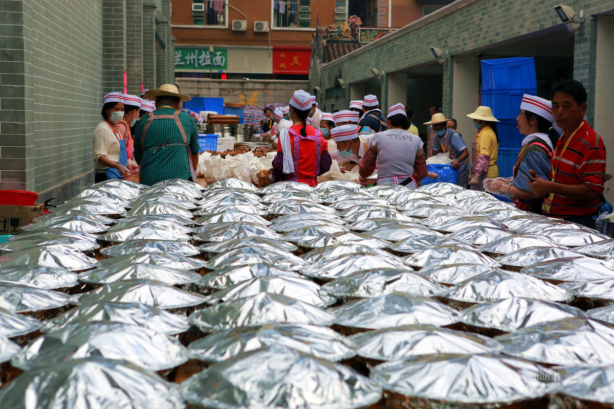 深圳3万黄氏宗亲吃盆菜祭祖 设宴3200桌 (组图)