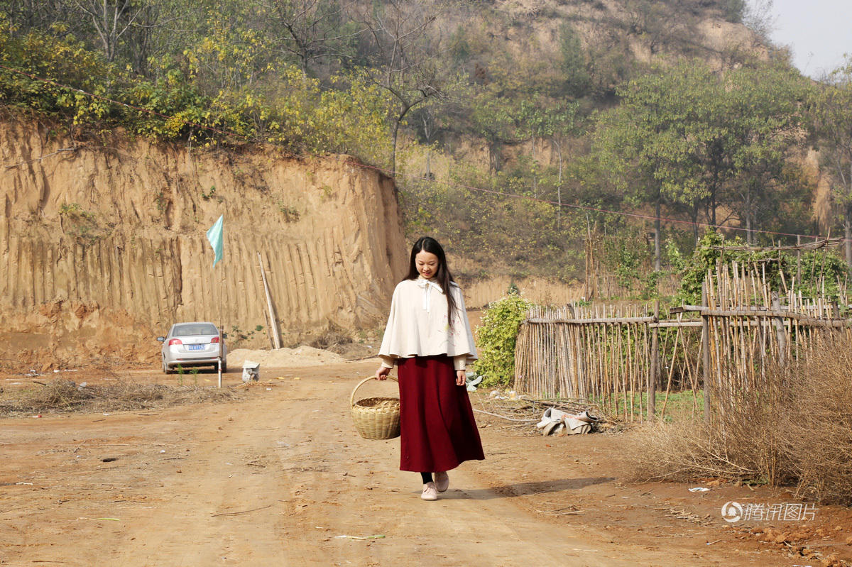 80后姑娘弃城市百万住房 回农村种地住窑洞(组图)