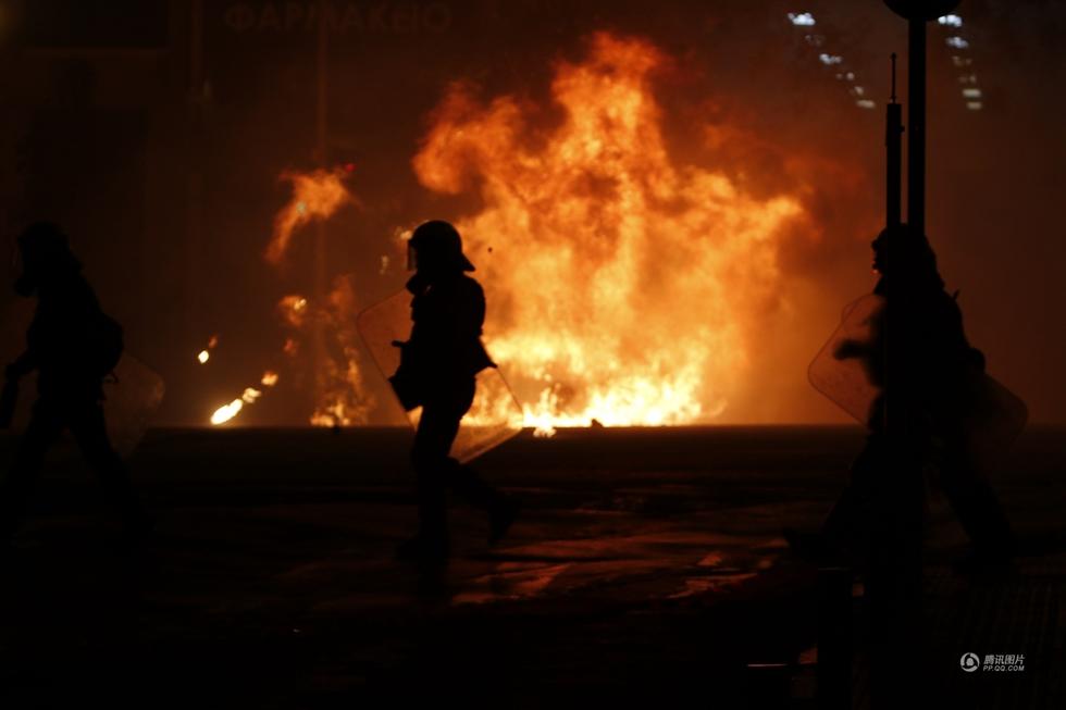 希腊大规模示威抗议奥巴马到访 警察使用催泪弹