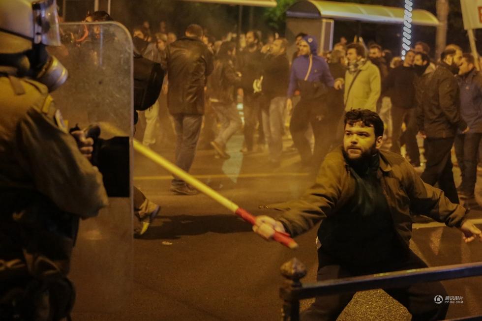 希腊大规模示威抗议奥巴马到访 警察使用催泪弹