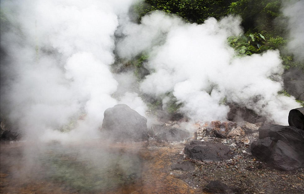 日本小镇热成“地狱” 有3千多个火山温泉 (组图)