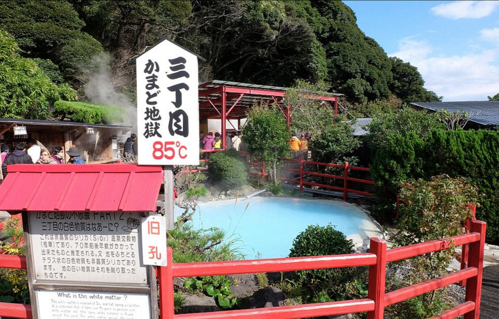 日本小镇热成“地狱” 有3千多个火山温泉 (组图)