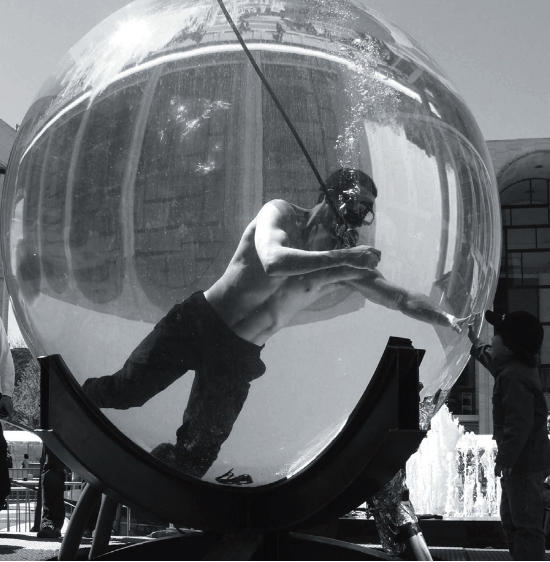 活埋,溺水,枪击…他与死神8次擦肩而过 (组图)