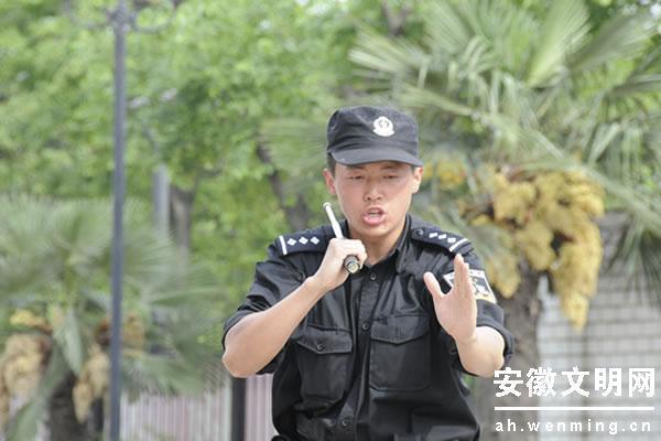 当嫌犯引爆汽油桶时 他扑倒嫌犯却被炸得面目全非