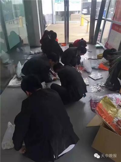 惊呆!河南男子带数麻袋硬币买车 累坏销售员(图)