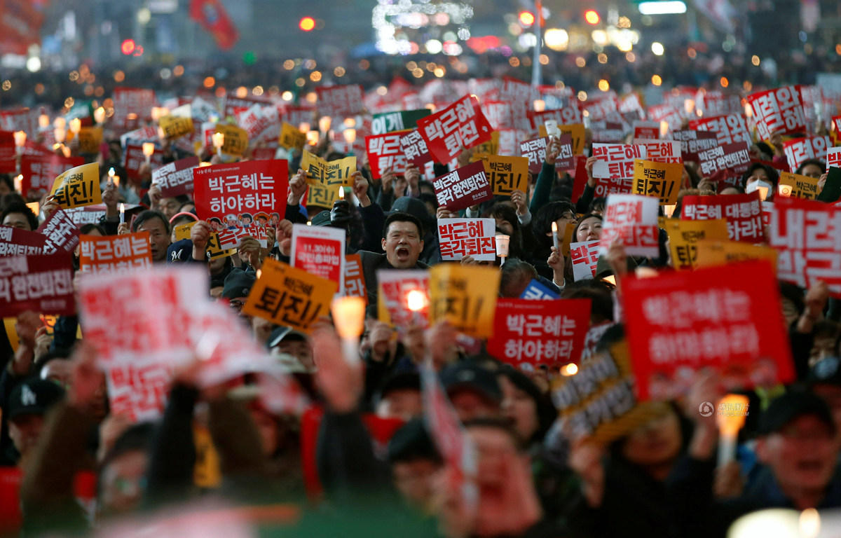 韩17万人集会要求朴槿惠下台 高考考生参与(组图)