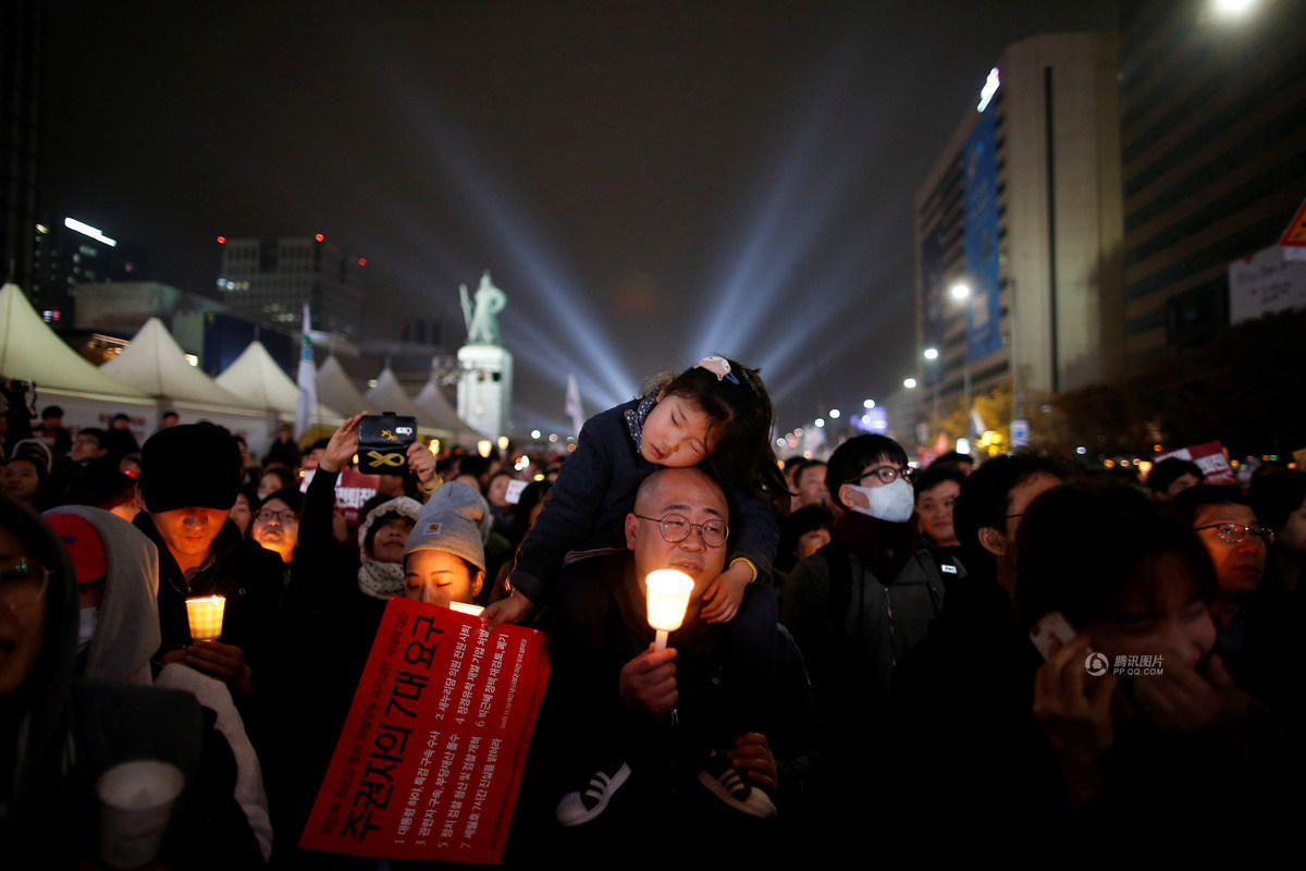 韩17万人集会要求朴槿惠下台 高考考生参与(组图)