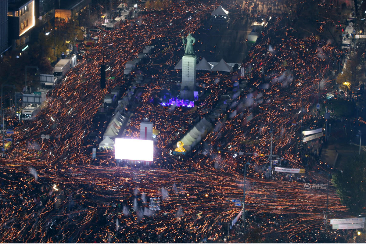 韩17万人集会要求朴槿惠下台 高考考生参与(组图)