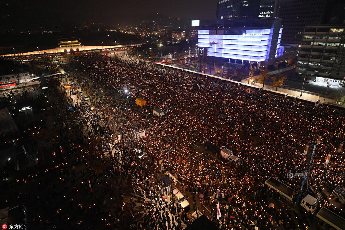 韩17万人集会要求朴槿惠下台 高考考生参与(组图)