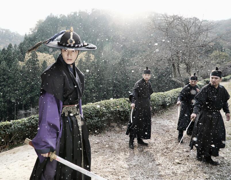 李敏镐古装造型帅气 雪地中骑马打斗
