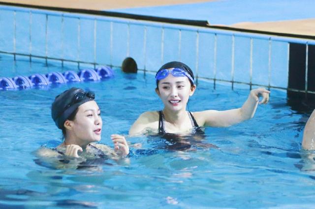 组图:杨幂沈梦辰穿泳装肤白背滑 跟孙杨学游泳