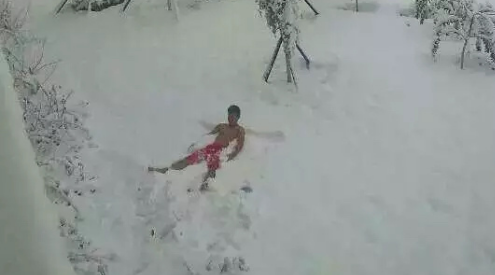 广西小伙初次遇见大雪 激动地在雪地里脱光上衣