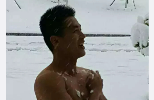 广西小伙初次遇见大雪 激动地在雪地里脱光上衣