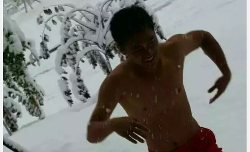 广西小伙初次遇见大雪 激动地在雪地里脱光上衣