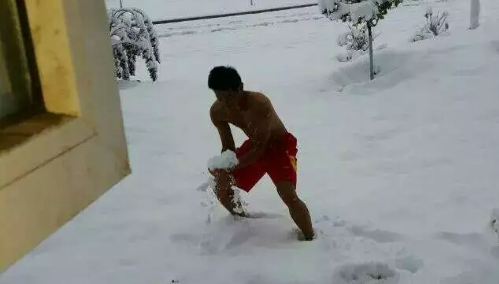 广西小伙初次遇见大雪 激动地在雪地里脱光上衣