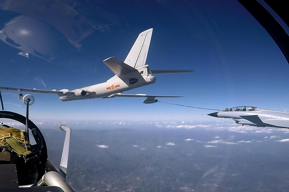 罕见曝光!南部空军歼10双机同时空中加油 (组图)