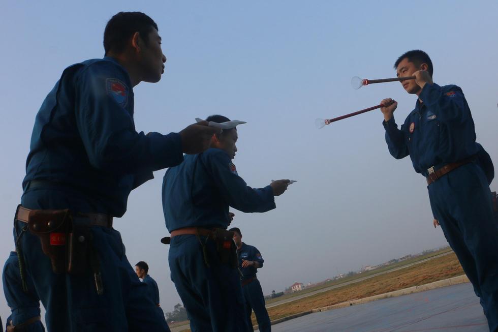 罕见曝光!南部空军歼10双机同时空中加油 (组图)