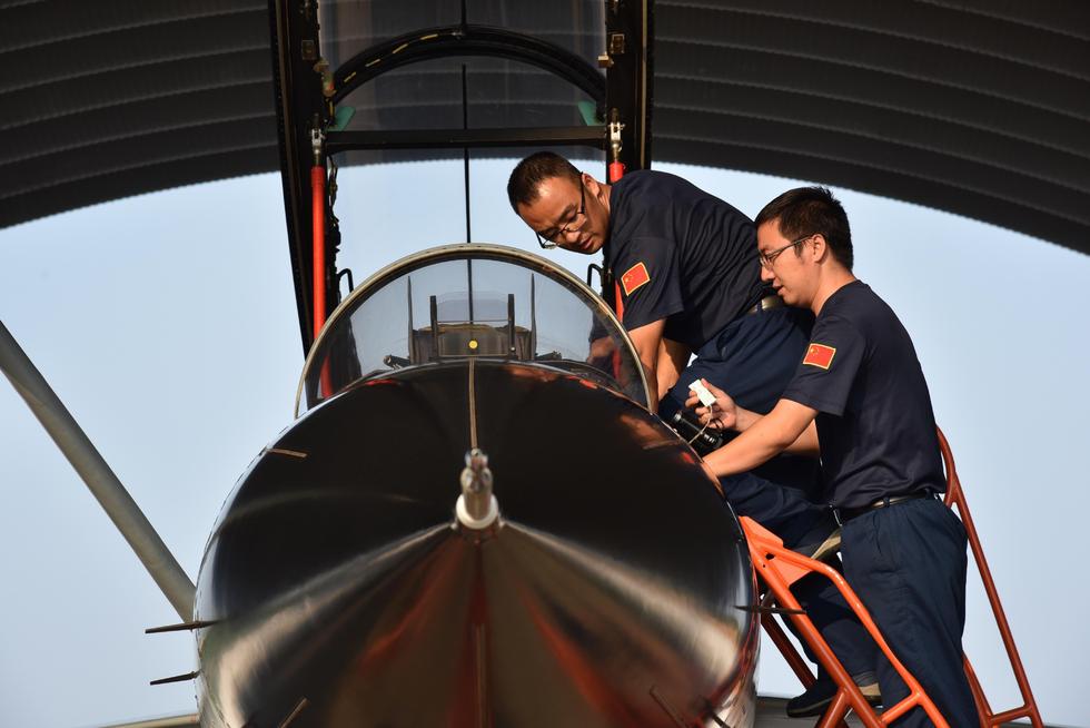 罕见曝光!南部空军歼10双机同时空中加油 (组图)