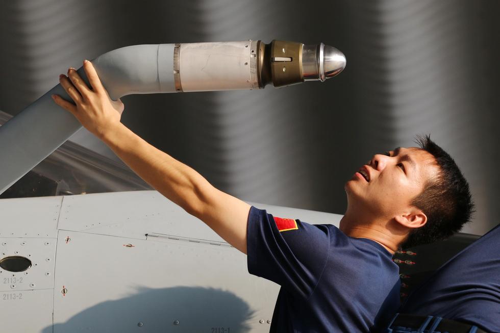 罕见曝光!南部空军歼10双机同时空中加油 (组图)