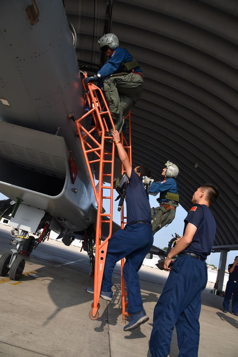 罕见曝光!南部空军歼10双机同时空中加油 (组图)