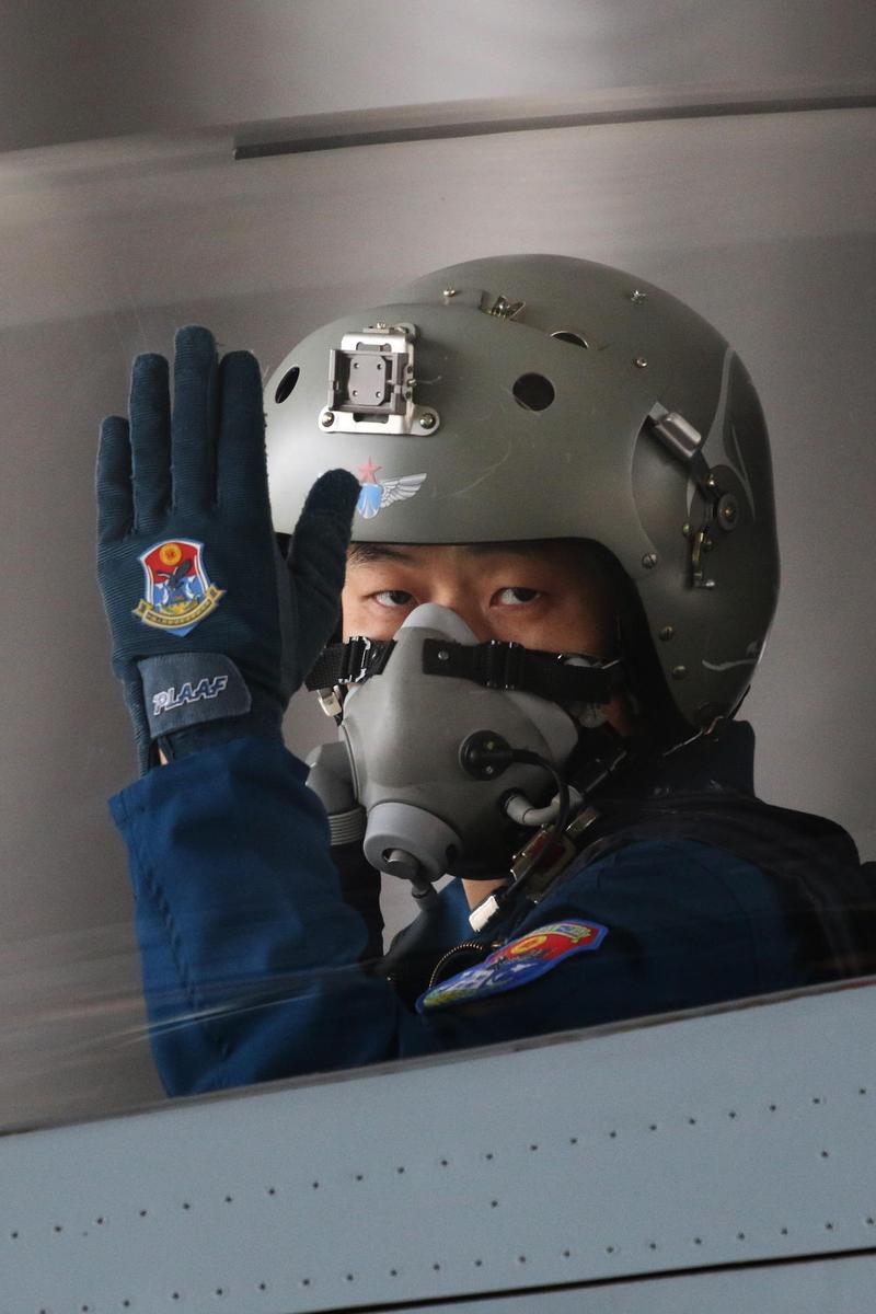 罕见曝光!南部空军歼10双机同时空中加油 (组图)