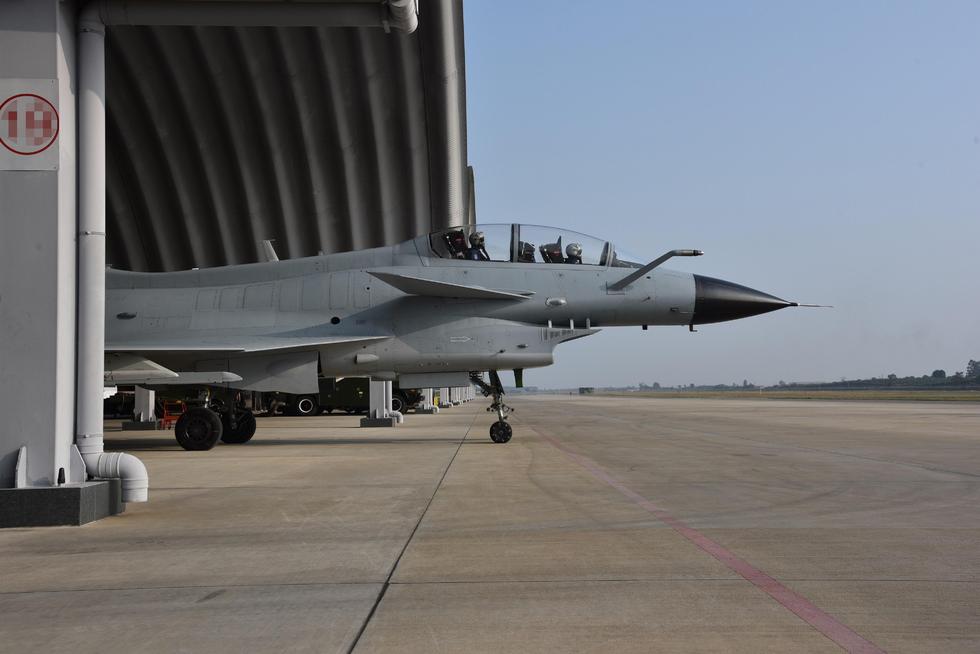 罕见曝光!南部空军歼10双机同时空中加油 (组图)