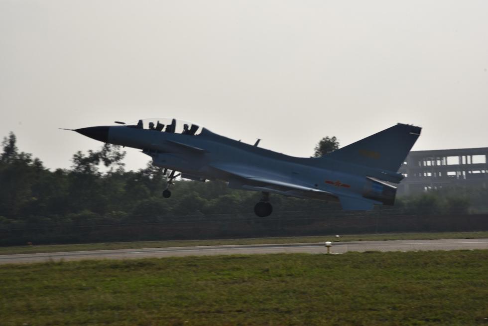 罕见曝光!南部空军歼10双机同时空中加油 (组图)