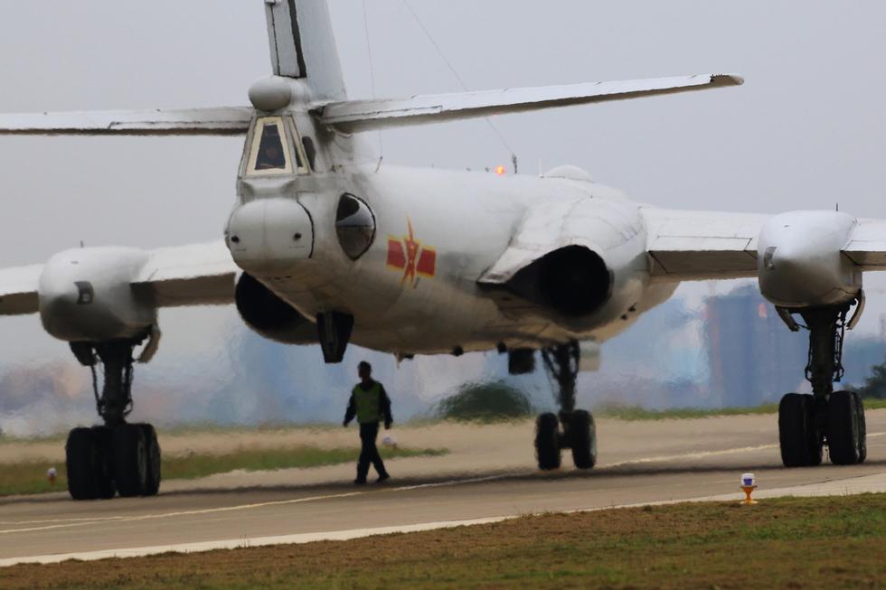 罕见曝光!南部空军歼10双机同时空中加油 (组图)