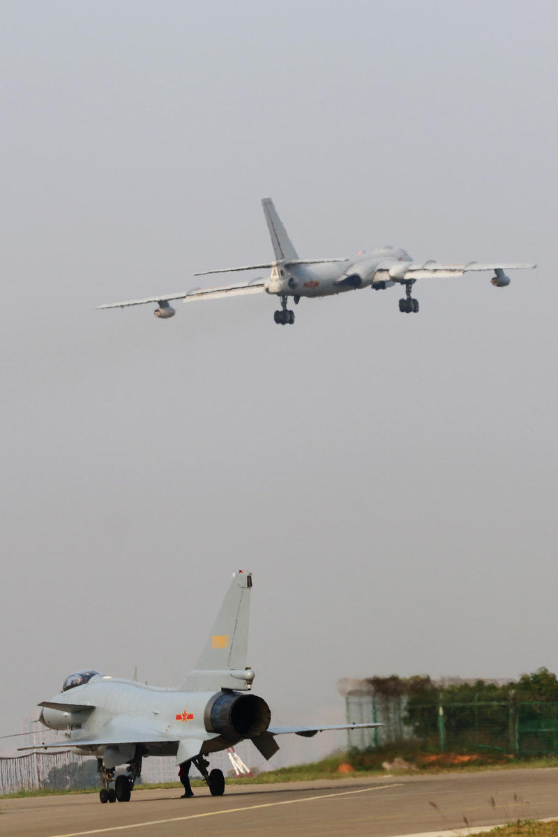 罕见曝光!南部空军歼10双机同时空中加油 (组图)