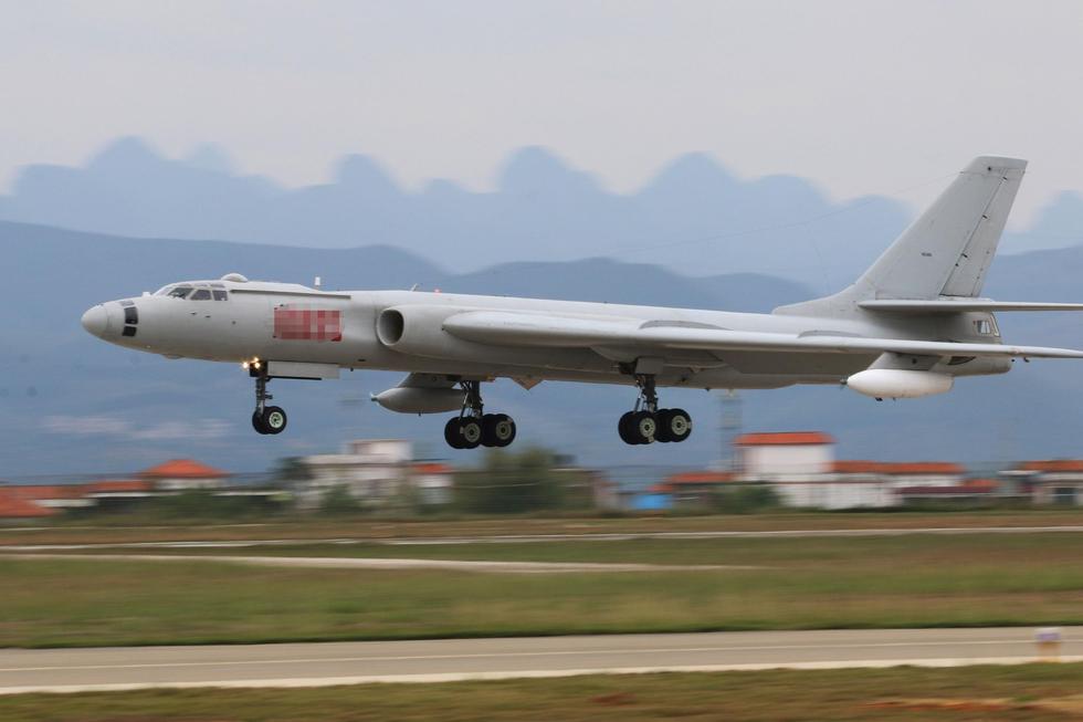 罕见曝光!南部空军歼10双机同时空中加油 (组图)