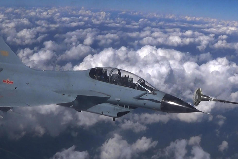 罕见曝光!南部空军歼10双机同时空中加油 (组图)