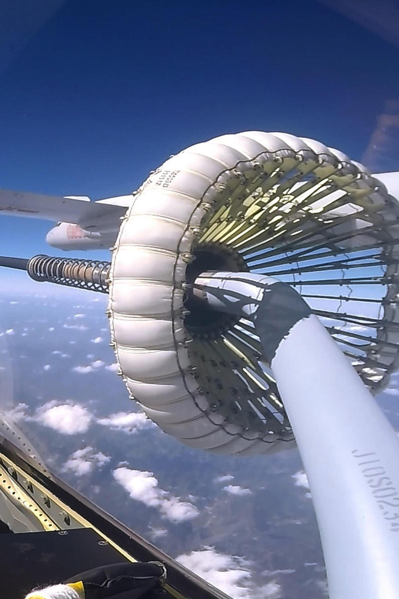 罕见曝光!南部空军歼10双机同时空中加油 (组图)