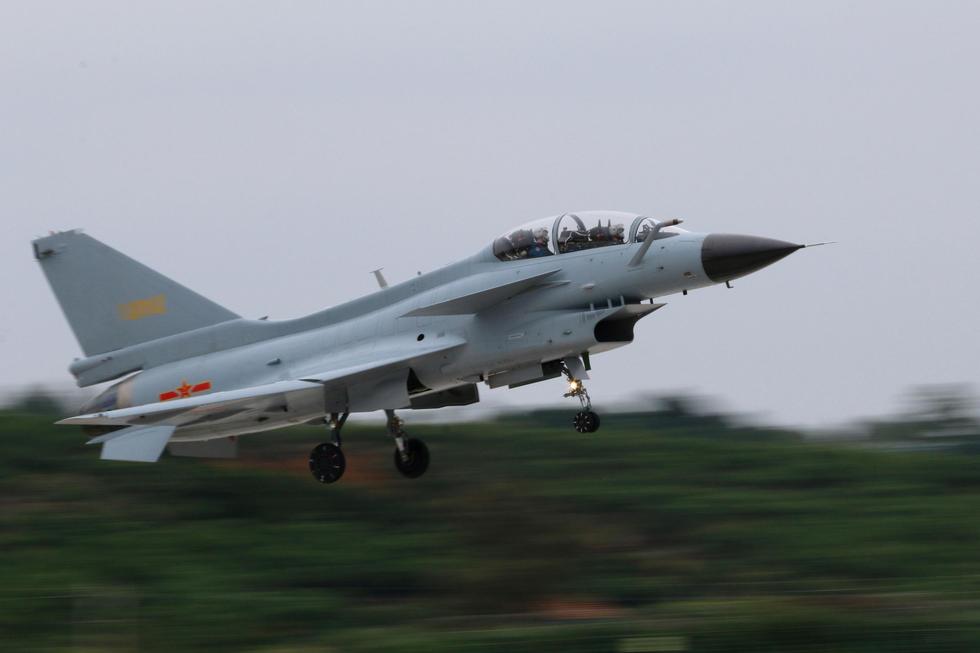 罕见曝光!南部空军歼10双机同时空中加油 (组图)