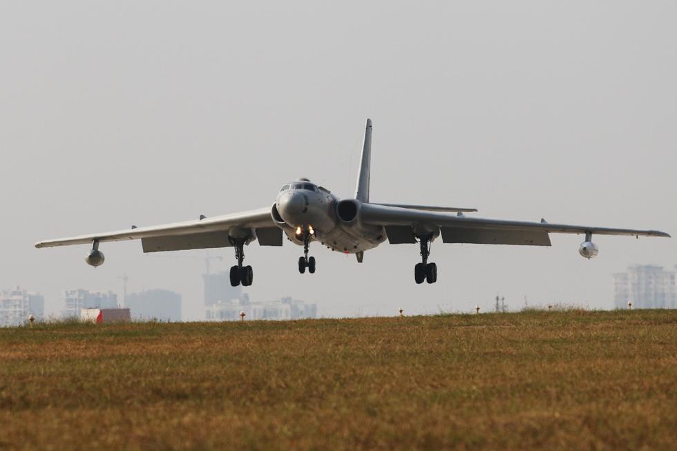 罕见曝光!南部空军歼10双机同时空中加油 (组图)