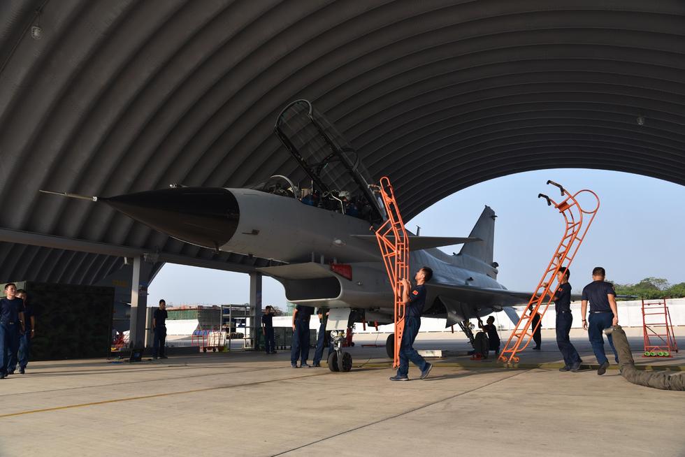 罕见曝光!南部空军歼10双机同时空中加油 (组图)