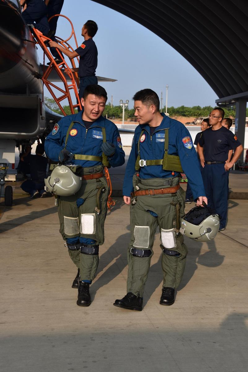 罕见曝光!南部空军歼10双机同时空中加油 (组图)