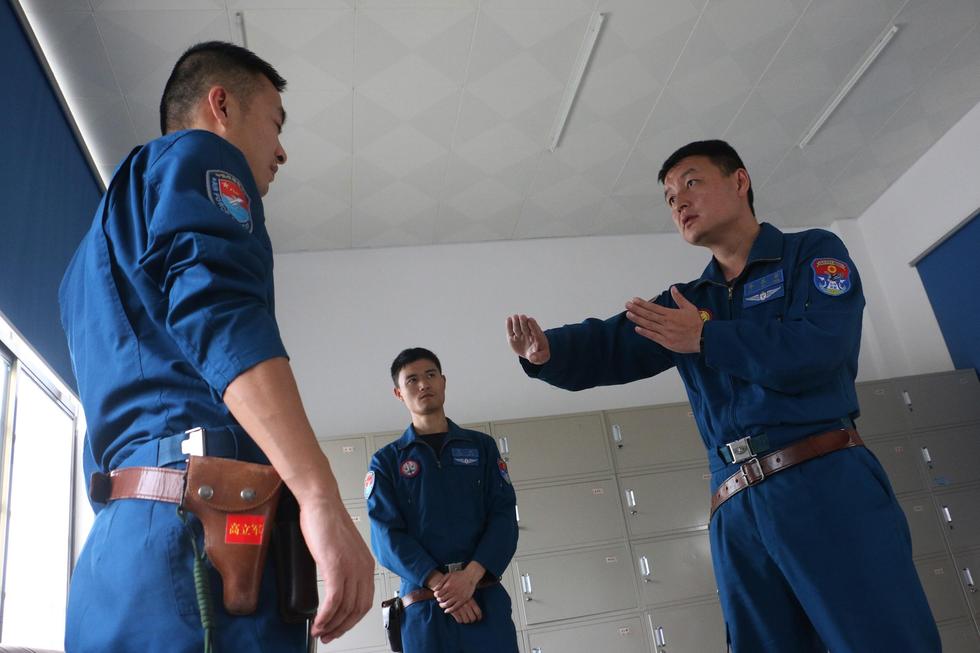 罕见曝光!南部空军歼10双机同时空中加油 (组图)