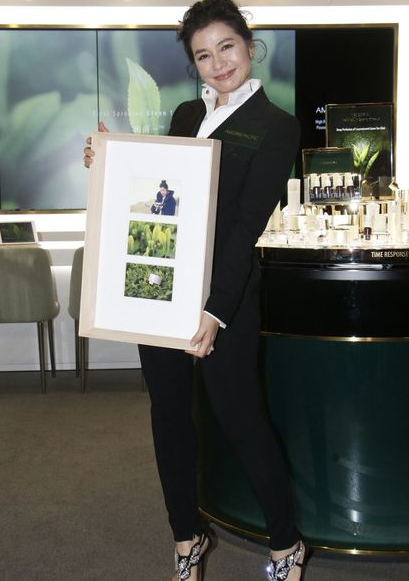 钟楚红现身捞金 纯天然的56岁也可以很美 (组图)