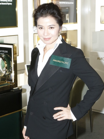 钟楚红现身捞金 纯天然的56岁也可以很美 (组图)