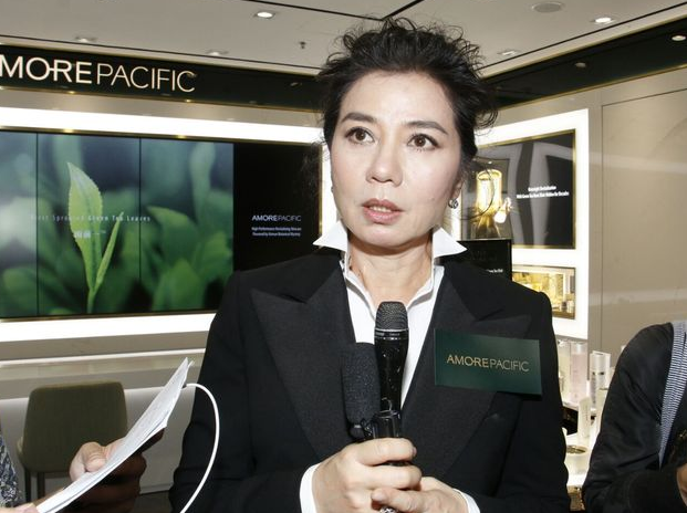 钟楚红现身捞金 纯天然的56岁也可以很美 (组图)