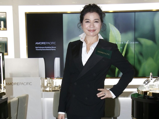 钟楚红现身捞金 纯天然的56岁也可以很美 (组图)