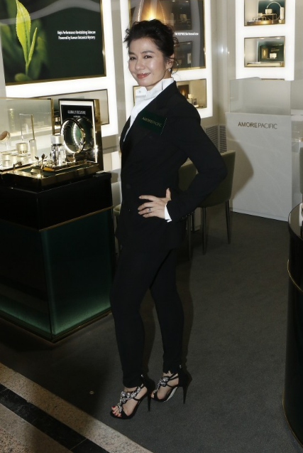 钟楚红现身捞金 纯天然的56岁也可以很美 (组图)